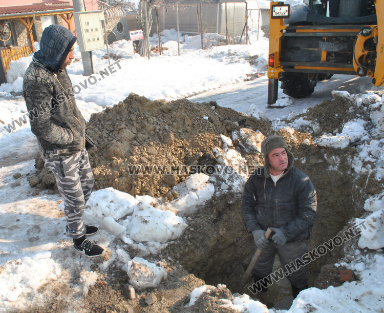 Режат незаконните чешми в „Република“, текат денонощно