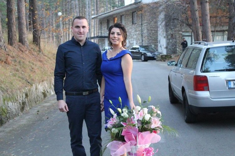 Ертан Мустантиков заедно с годеницата си Гюлай Мурадова от Ардино