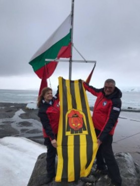 Ирена Соколова развя пернишкото знаме редом до националния флаг на Антарктида 
