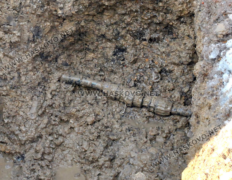 Режат незаконните чешми в „Република“, текат денонощно