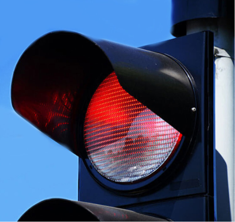 Фолксваген помете две тийнейджърки на пешеходна пътека в Перник, пресичали на червено