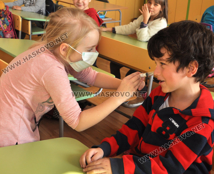 Деца от „Васил Левски“ учат за лекари