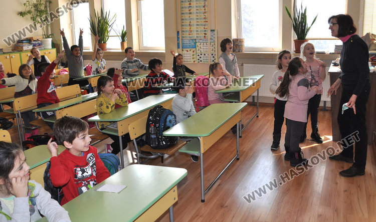 Деца от „Васил Левски“ учат за лекари