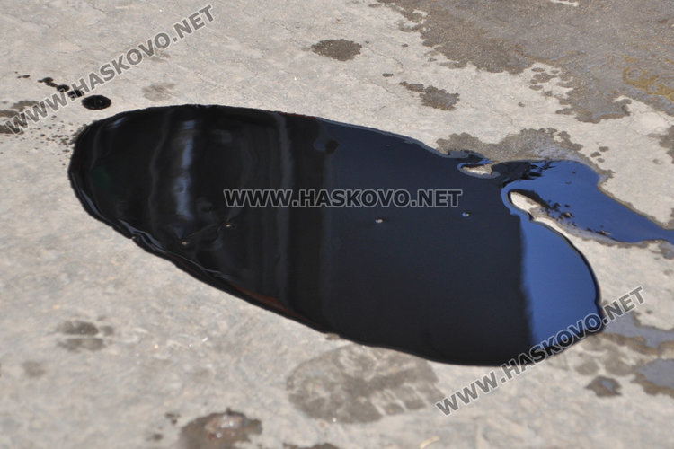 Хасковлия спука картера на Голфа си в дупка по заледена улица 