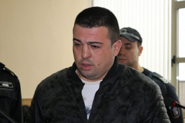 Лекарският син, убил с юмруци жена, остава в ареста