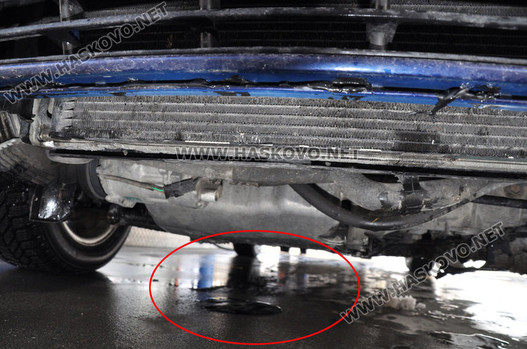 Хасковлия спука картера на Голфа си в дупка по заледена улица 