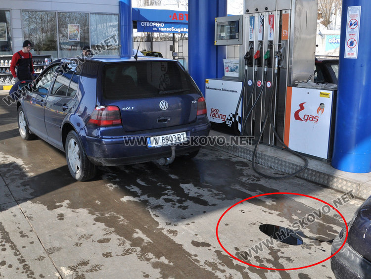 Хасковлия спука картера на Голфа си в дупка по заледена улица 