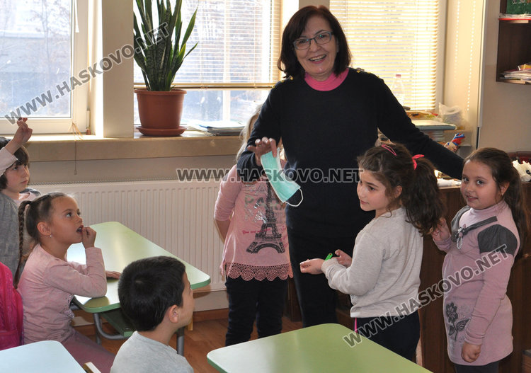 Деца от „Васил Левски“ учат за лекари