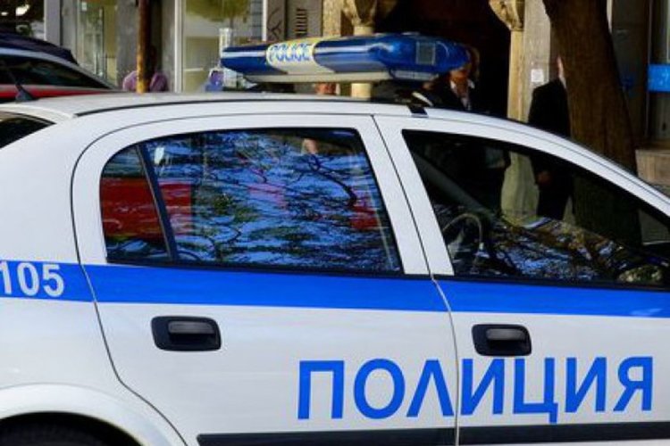 Мъртвопиян шофьор помете паркирана патрулка