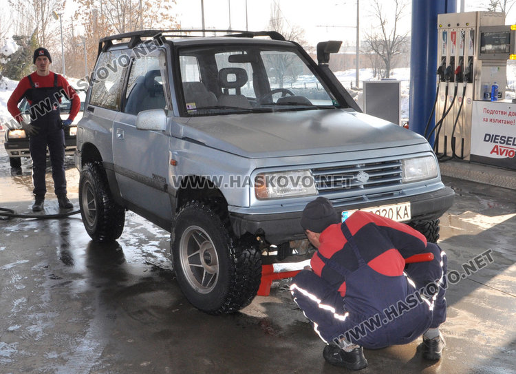 Хасковлия спука картера на Голфа си в дупка по заледена улица 