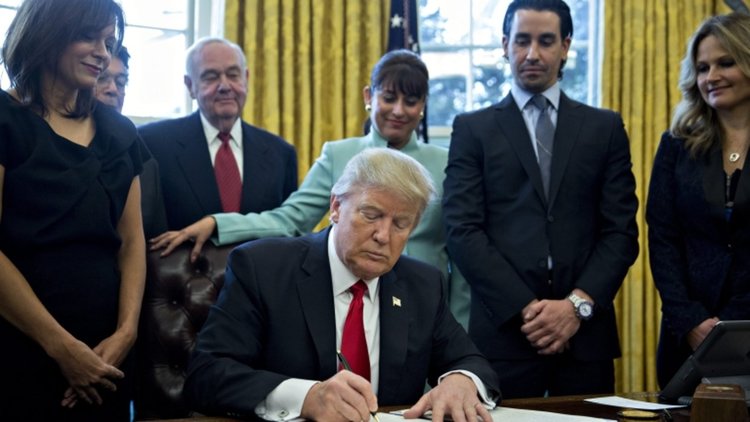 Кметът на Мадрид сравни Тръмп с Хитлер