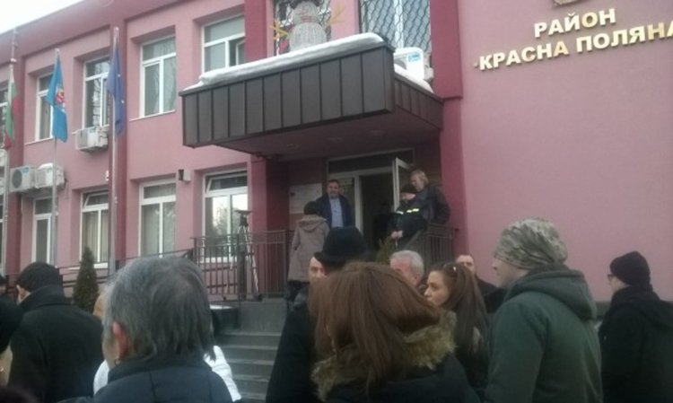 "Красна поляна" на нож: Ромски набези, сеч на дървета, страх