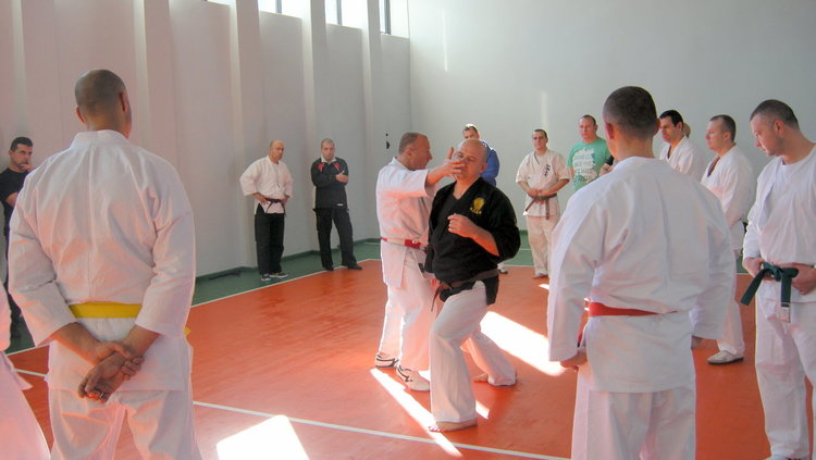 Световноизвестен инструктор показа спецхватки на спортисти от Смолян