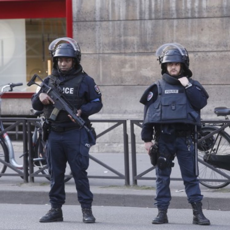 Стрелба пред Лувъра, евакуираха част от музея