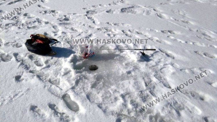 Смолянски рибари отново мятат въдици на замръзналото езеро "Рибката", ледът близо половин метър