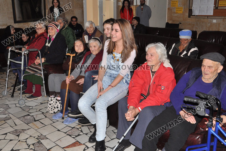 Ученици от ПМГ разиграха бабите в Кенана, хващат се на хорото