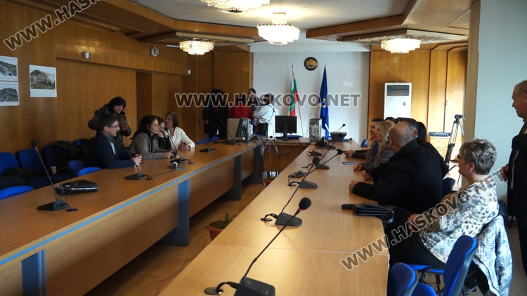 Областният управител на Смолян връчи печата на РИК, която от утре започва работа