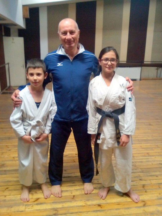 Световноизвестен инструктор показа спецхватки на спортисти от Смолян