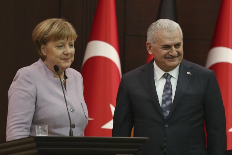 Германия приема 500 бежанци месечно от Турция