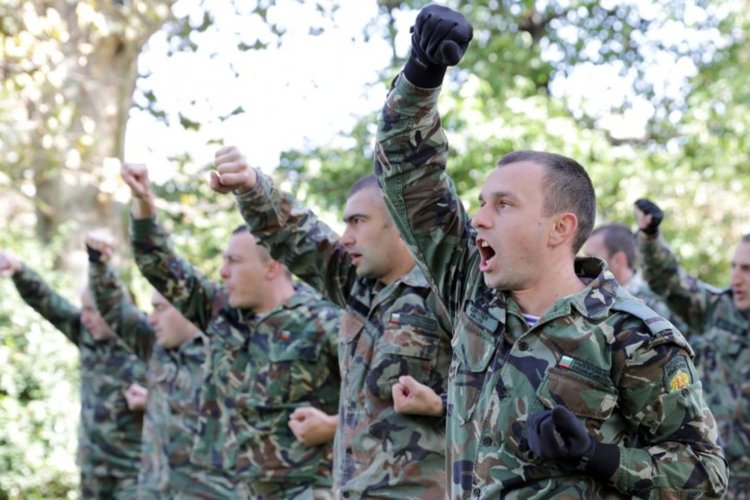 Доброволна военна служба за младежи и девойки 