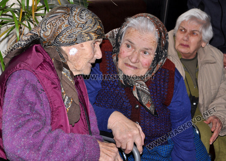 Ученици от ПМГ разиграха бабите в Кенана, хващат се на хорото