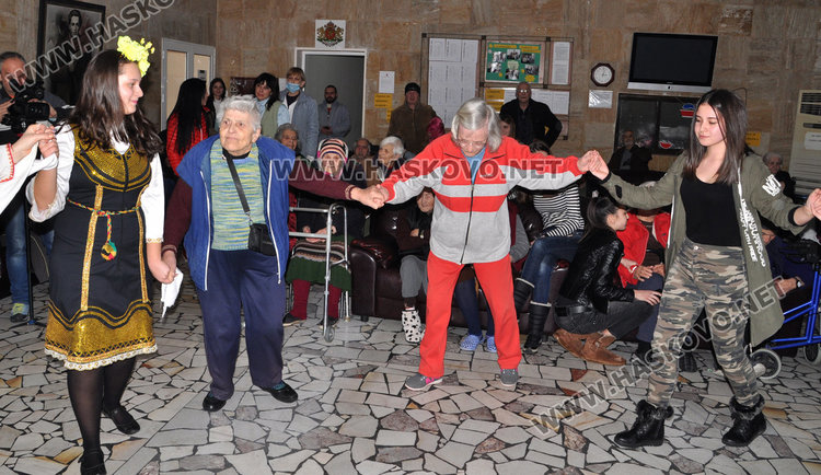 Ученици от ПМГ разиграха бабите в Кенана, хващат се на хорото