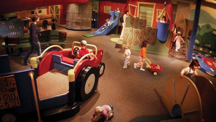 Възрастни без дете-придружител не се допускат! (VR видео)