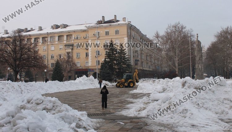 Общината започна разчистване на снега на площад "Поезия" в Димитровград днес