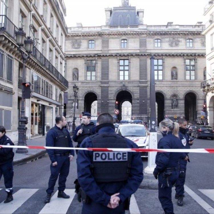 Стрелба пред Лувъра, евакуираха част от музея