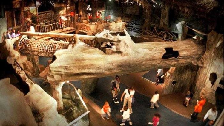 Възрастни без дете-придружител не се допускат! (VR видео)