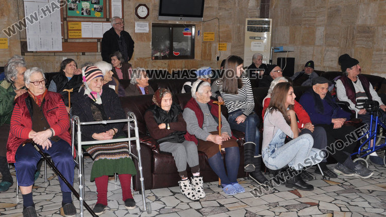 Ученици от ПМГ разиграха бабите в Кенана, хващат се на хорото