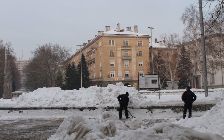 Разчистват снега на площад "Поезия" заради базара за мартеници