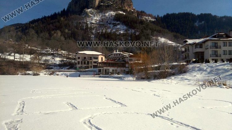 Смолянски рибари отново мятат въдици на замръзналото езеро "Рибката", ледът близо половин метър