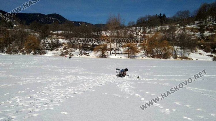 Смолянски рибари отново мятат въдици на замръзналото езеро "Рибката", ледът близо половин метър