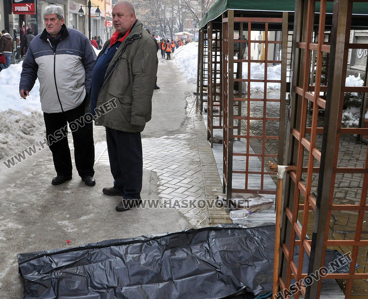 Съдебният лекар д-р Христо Еленски вчера беше на мястото на инцидента 