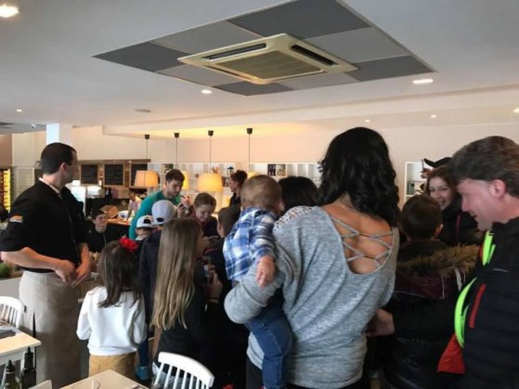 Гришо хапна в италиански ресторант, Никол се гушка с майката Мария 