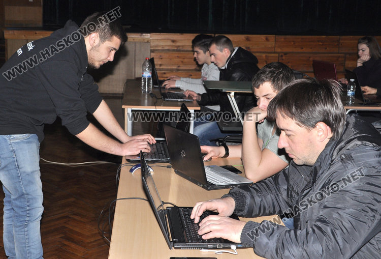 Ученик от ПМГ води курс по програмиране за университет