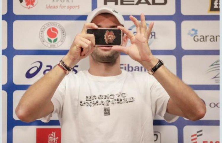 Григор пред камерите с тениска с надпис „Хасково ненадминат“