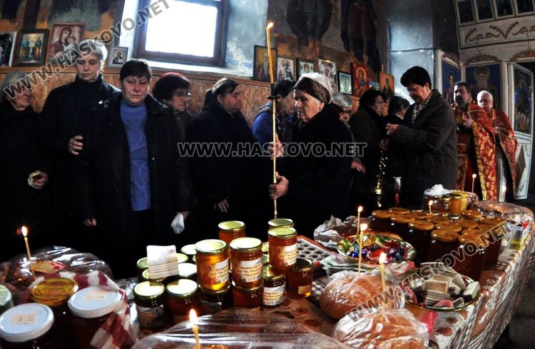 Миряни носят мед в димитровградската църква за Св.Харалампий