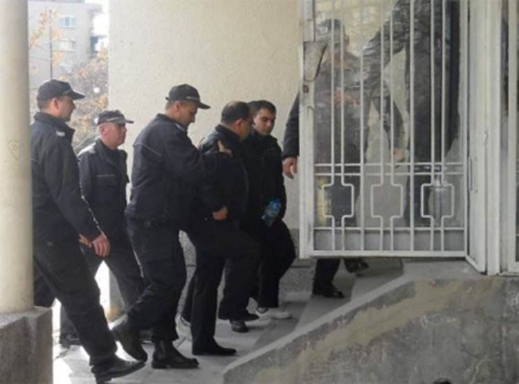 Дале Али под ключ в Пловдивския затвор,пуснал слух,че се е преместил да живеве в града под тепетата