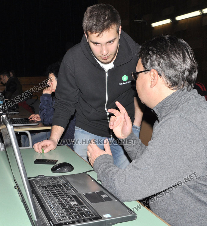 Ученик от ПМГ води курс по програмиране за университет
