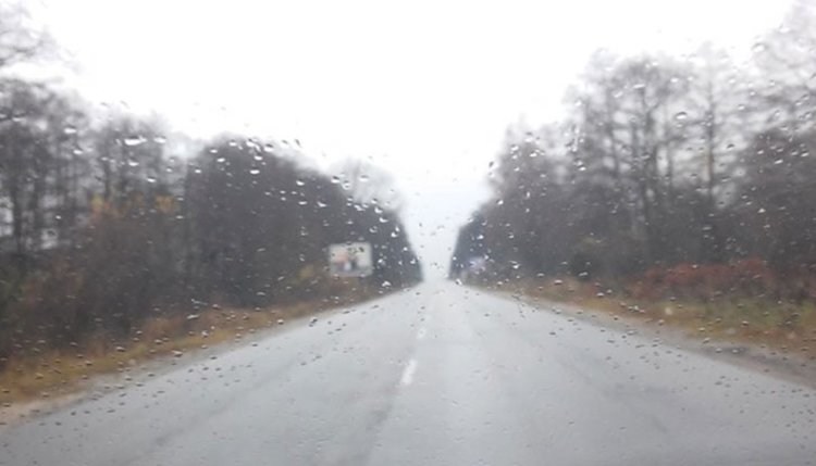 Пътищата са мокри, на места вали дъжд