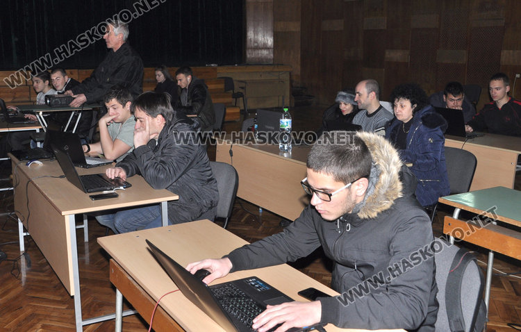 Ученик от ПМГ води курс по програмиране за университет