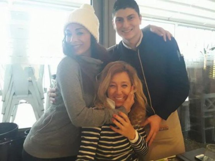 Гришо хапна в италиански ресторант, Никол се гушка с майката Мария 