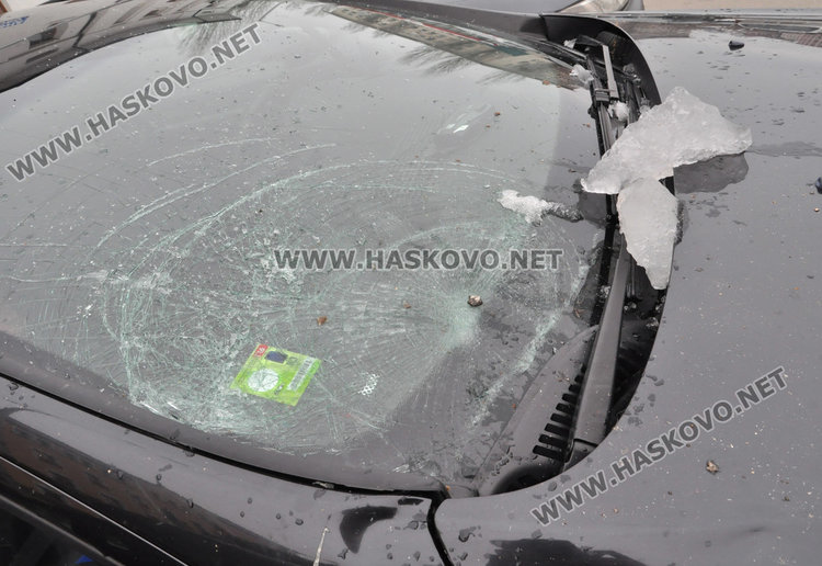 Сняг и лед се срутиха от покрив и потрошиха две коли 