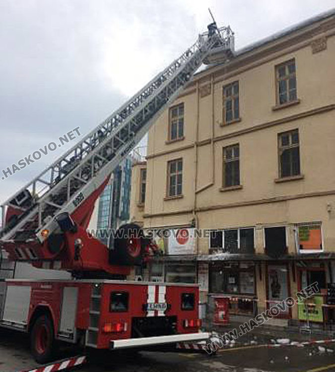 Сняг и лед се срутиха от покрив и потрошиха две коли 