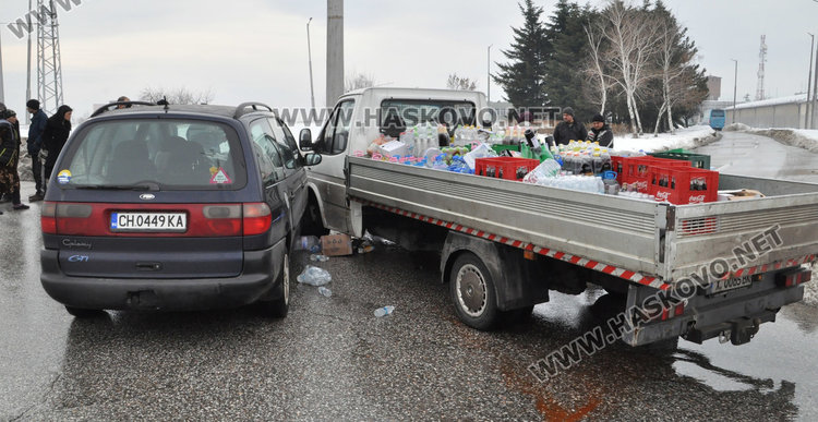 Форд се заби в камион с безалкохолни на пътния възел в Орфей