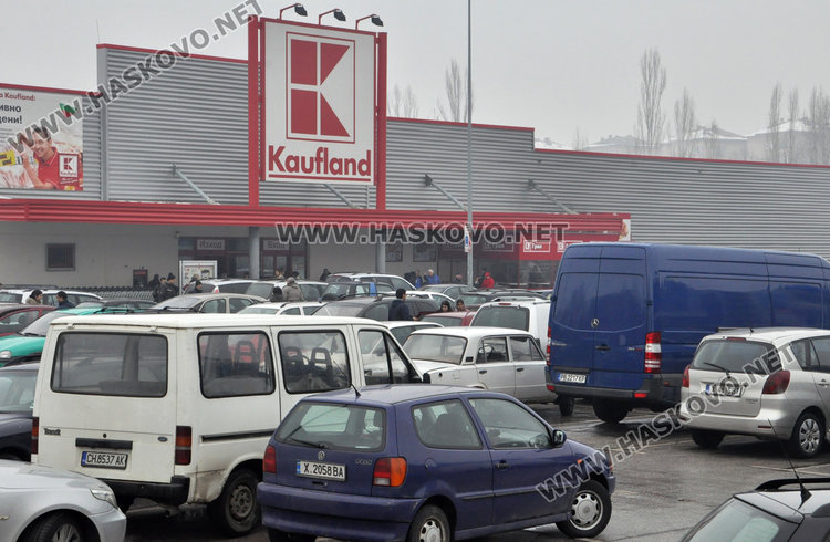 Стълпотворение от коли пред Кауфланд, паркирането мисия невъзможна