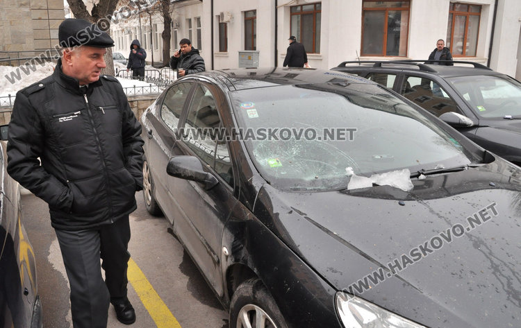 Сняг и лед се срутиха от покрив и потрошиха две коли 