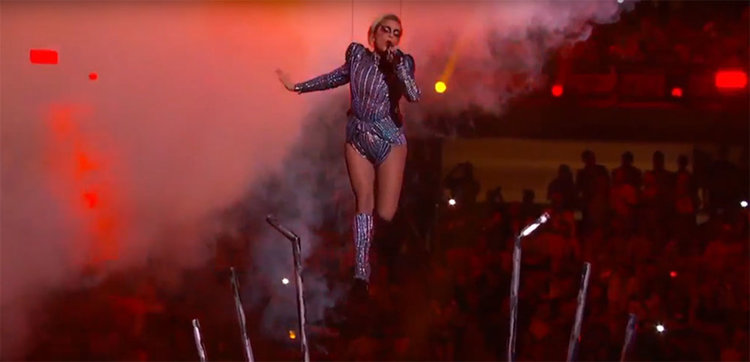 Лейди Гага, летяща с 300 дрона (видео)